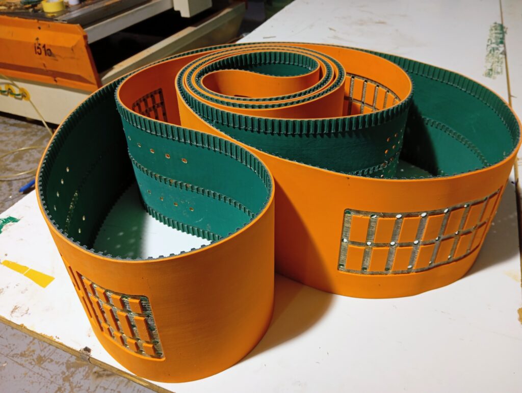 Correa dentada T10 con dientes mecanizados, tejido NFT soldado en el rebaje del diente, recubrimiento Linatrile mecanizado y taladros de vacío para máquinas de fabricación de pañales.